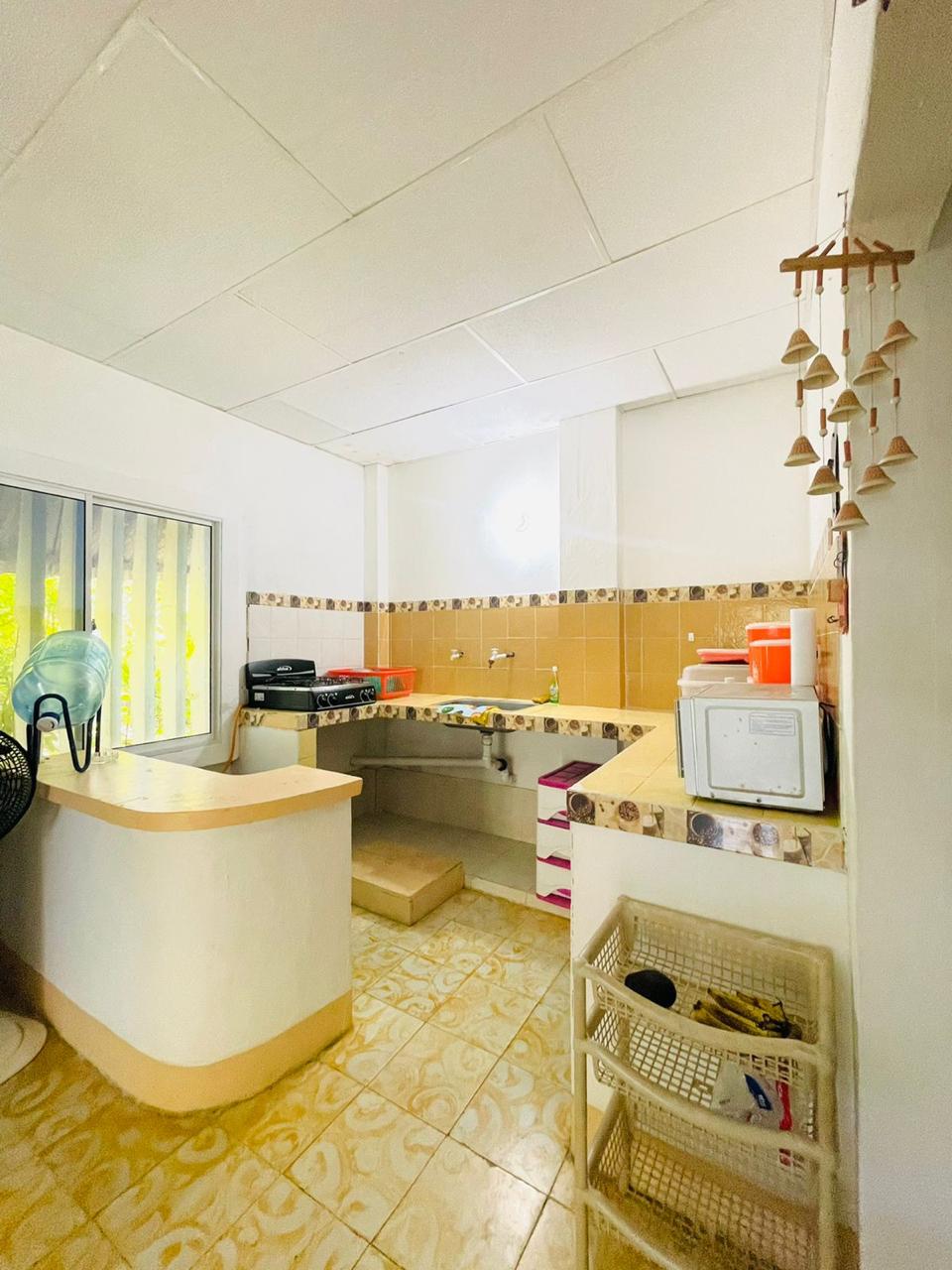 Cocina con barra y ventana al jardín