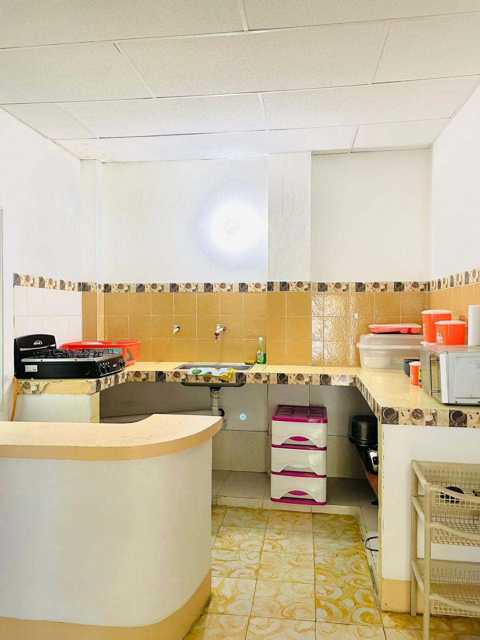 Cocina dotada con estufa, lavaplatos y microondas