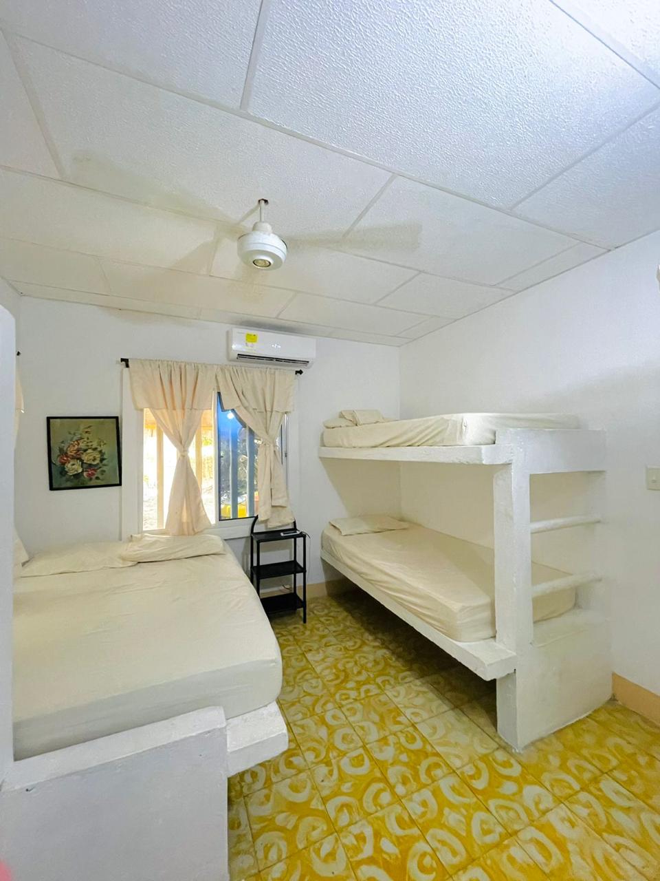 Habitación con cama doble y camarote