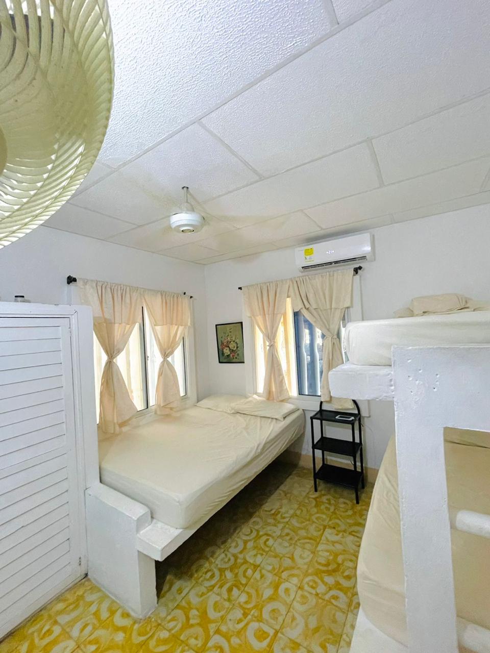 Habitación con aire acondicionado y camarote